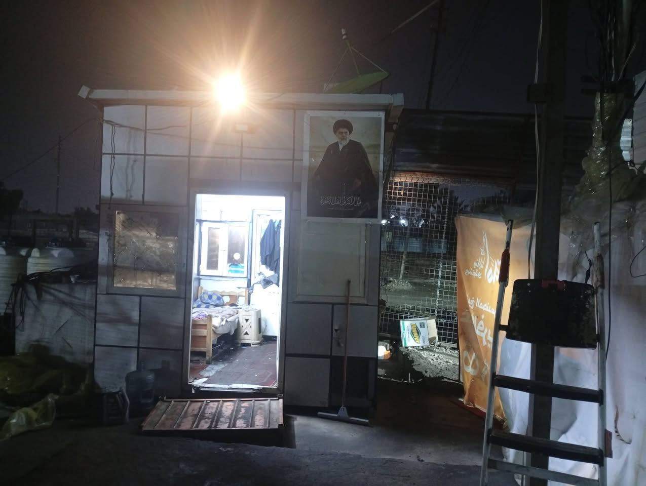 السلام عليكم موقع للبيع يحتوي على كمنزات  114 ،24ولف 250 كيفي مكان الموقع المحمودية السكك قرب محطة القطار ارض الموقع بدون ايجار ويحتوي على حصة 270 كيفي وفيه 7 بوردات
