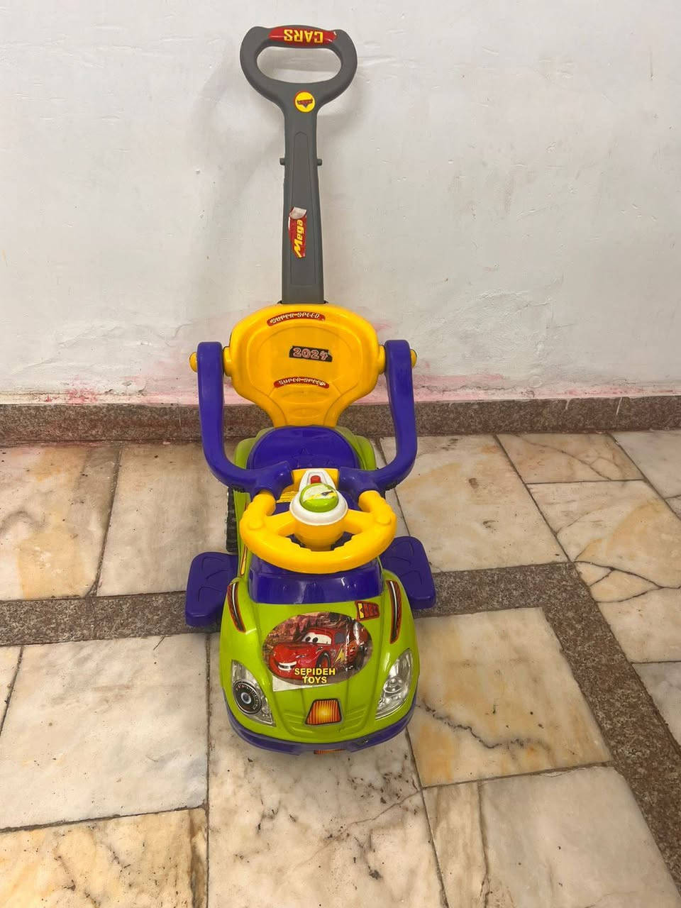 سياره اطفال للبيع جديده سعرها 25 وبيها مجال ***********
