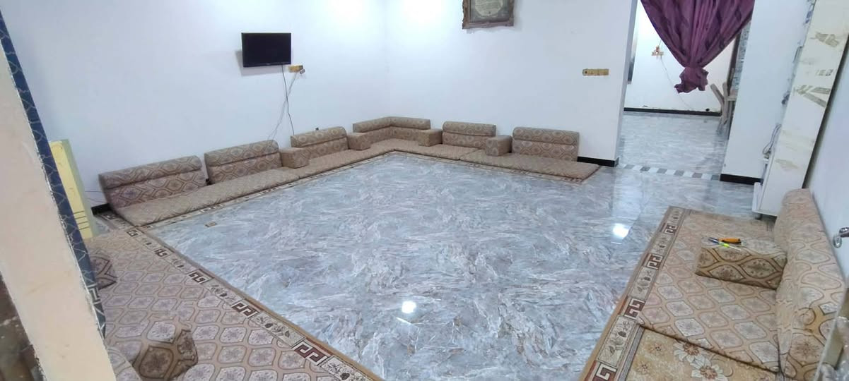 سلام عليكم دار للبيع مساحه حي الجوادين النزله الثانيه  الشارع 11متر كهرباء بالباب والماي بالباب 300متر واجهه 15ونزال 20 البيت يتكون من استقبال 7ونص ×4 وصاله 6ونص×6وصاله ثانيه 9×6وغرف 2مساحه 5 ونص ×4وغرفه ثالثه 4ونص×4ومطبخ وصحيات عدد 3مناور عدد 3. البناء بلوك صب كونكريت مسلح البيت بناء جديد 2024وشغل درجه اولى الاستفسار الاتصال ***********
