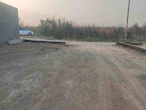 مساحه الارض 400 متر مسيجه رباط كونكريت
مدفونه سبيس مال بناء خدمات 
كاملة كهرباء قوية وماء اسالة منطقة سكنية 
عنوان طريق السنية السياحي قرب مدرسة التصافي 
مقابل مشروع ماء الديوانية أو مجمع توحيد العفلوكي 
عن الشارع حوالي 150 متر سعر مناسب جدا لشراي يتصل وبي خير ويدلل ***********
