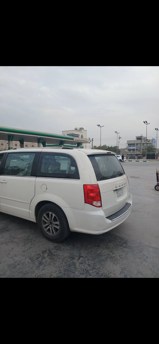 سلام عليكم دوج كرفان موديل ٢٠١١ فول مواصفات داخل عسلي كرسي كهرباءالسياره كلين بيه فقط جاملغ أمامي اليمين و بارد بل صندوق السعر مناسب جدآ اتصل عله الرقم بي واتساب ***********
