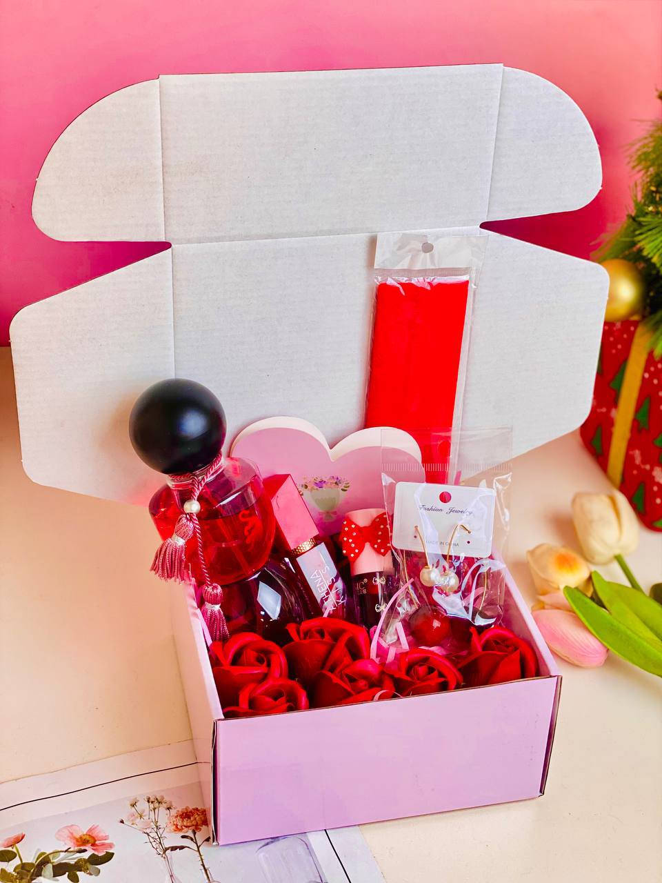 "💎 هدايا راس السنة الميلادية 🎉💌🧧
بوكس هدية نسائي أنيق ولطيف يحتوي على بوند للشعر تراچي الكرز حمرة تنت سبلاش جورجينا ❤️✨🎉
 
✨ إضافة كرت معايدة
نكدر نكتب على الكرت الكلام اللي تردينه اسم الشخص، عبارة خاصة، أو رسالة من القلب حتى تصير الهدية أگرب وأجمل ✨
لأن التفاصيل الصغيرة
هي اللي تفرق وتبقى بالذاكرة 💫


**إذا كنت صاحب هذا الإعلان وتريد حذفه لأي سبب، رجاءا أرسل رسالة إلى الدعم الفني**