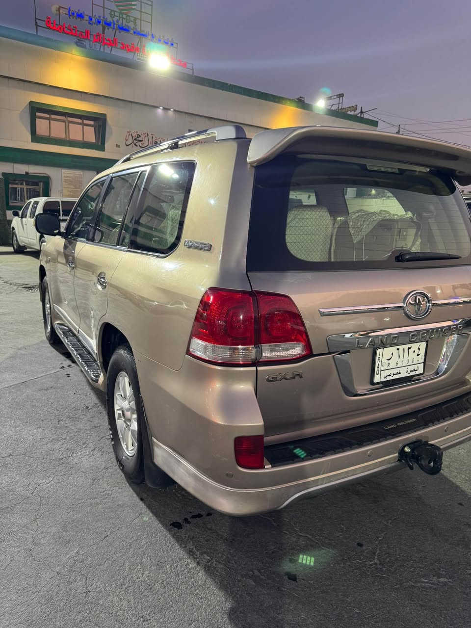 سيارة لاندكروزر gxr بربميه ام الطفايه للبيع موديل 2009  لون ذهبي رقم بصره بأسمي جاهزه للتحويل مكفوله كفاله عامه من كل شي حتى الدعاميات مكفولات كل شي بالسياره على وضع الشركة ماشية 200 الف كيلو مكينه 6 سلندر السياره موجوده بالبصره السعر المطلوب 285 ورقه وبيها مجال 
للاستفسار *********** البصرة, العراق
