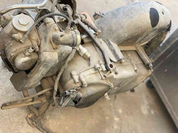 مكينه ماكس كامله بس شد كلجات وقايش وشغل بس ابيعلك كوم حديد. بس هيه شغاله.     وياه شوته اصليه وياه سلف    واقيه طين وياه. بدون ويل  وتاير  سعر 150وبيها  مجال. مكاني بغداد شعب حي اور رقم ***********
