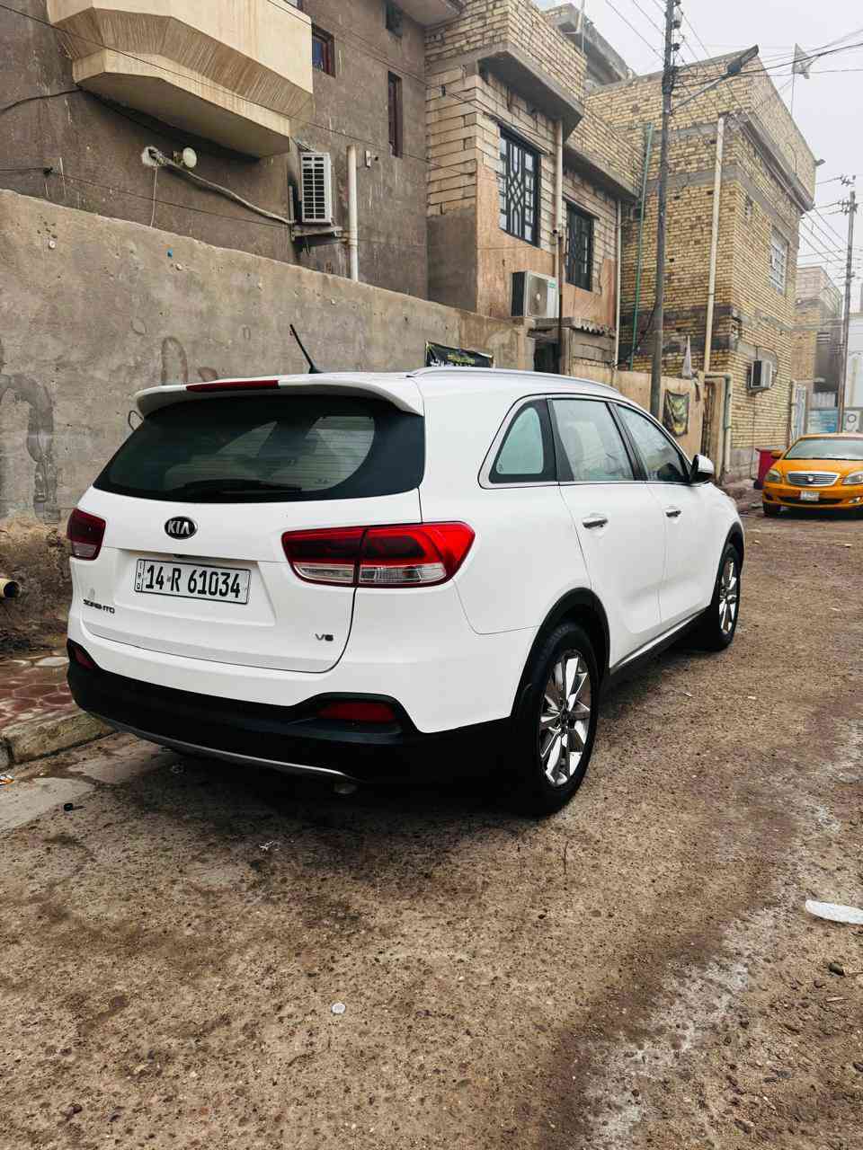 السلام عليكم اللبيع سورنتو موديل 2018 وارد خليجي مكينه (6سلندر 3500) كفاله من الضربه والصبغ والتبديل الرقم البصره بسمي سنويه مجدده تحويل ثاني يوم 
مكينه جديده وكير نضيف 3 قطع تبريد  السياره بصمه تشغيل بصمه ابواب كشنات كهرباء نضام ترحيب عند الاقتراب مري شفط لد امامي نهاري  صندوق كهرباء  شاشه الاصليه تبريد شاشه 7راكب بردات خلفيه بلاديه
السعر 238 ورقه وبيهاا مجال قليل الاستفسار اتصال على الرقم *********** العنوان البصره المركز البصرة, العراق
