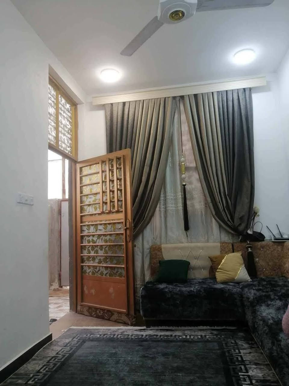 بيت للبيع تقيه ثالثه قرب مدرسه البشير قرب مجمع الروان ١٠٠ متر يحتوي على غرفه النوم صاله مطبخ واستقبال وصحيات داخليه وخارجيه البناء بلوك الاساس صب مسلح سعر ٤٠ وبي مجال منطقه مخدومه ماء مجاري كهرباء وناس زينين زراعي سند ٢٥ *********** اتصال ع رقم
