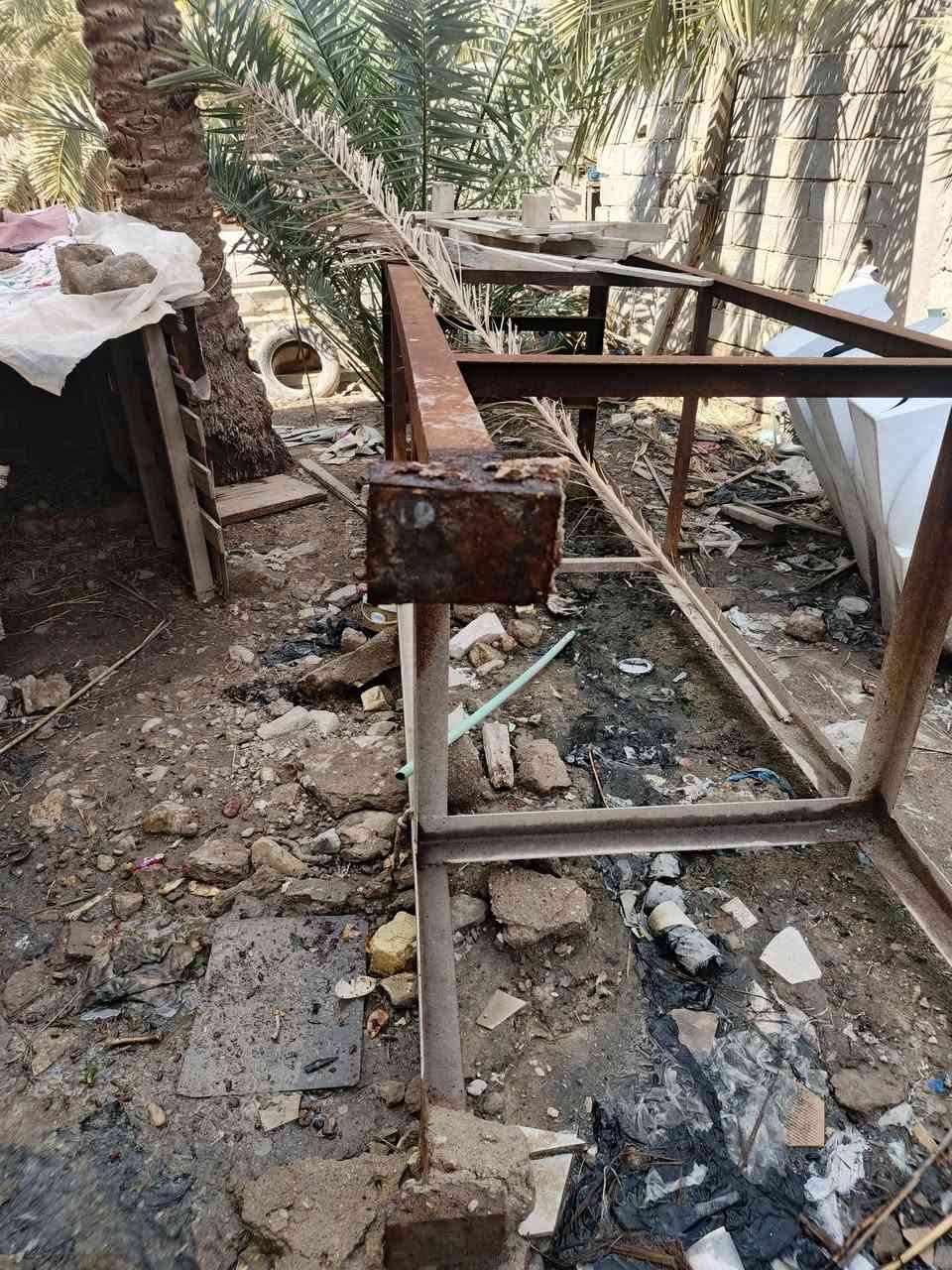 سلام عليكم برج حديد ثقيل الطول ٣متروالعرض١متر بصره قضاء المدينة البشاوي الاتصال على الرقم ***********
