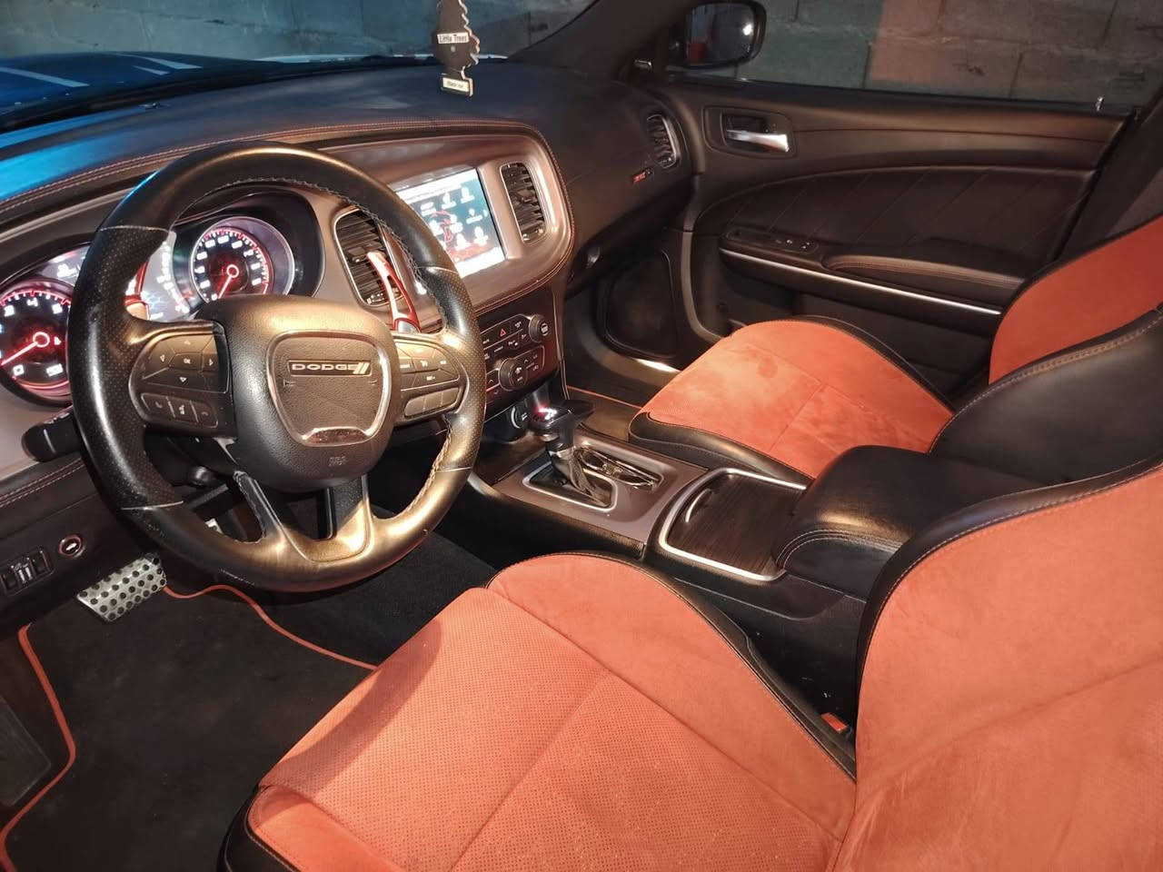 السلام عليكم
دوج جارجر  سكات باك 2023 
محرك 6400 / 8 سلندر 
حادثها جاملغ وبنيد  مبدلات أصليان نفس ألون  بيها بارد بلقماره 
مواصفات 
بصمه 
شاشه 
كأمره 
رادار 
فتحه 
حساس 
شفتات 
تحكم ستيرن 
كشنات جلد وشامو
مكانها بغداد حي البساتين مقابيل محكمه الشعب
 الاستفسار 
رقمي ***********
