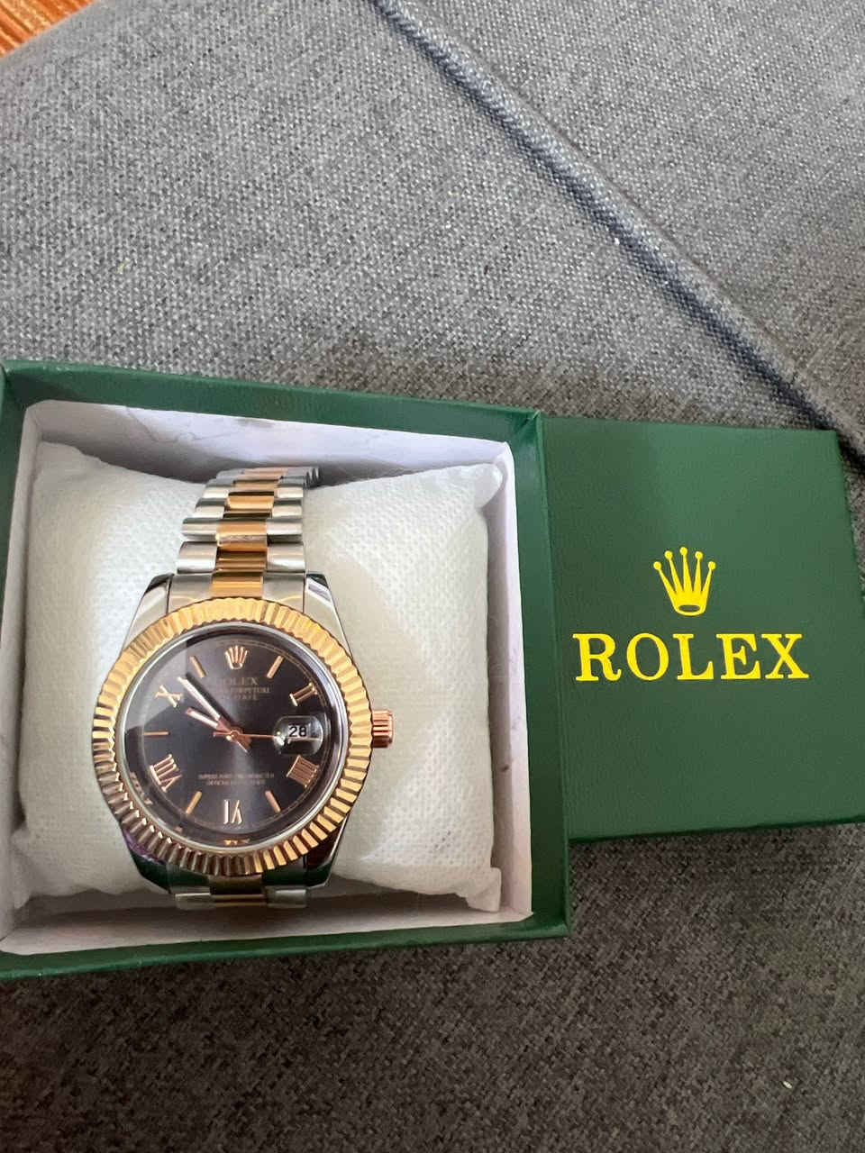 للبيع ساعة Rolex Day-Date بالميناء البني الساحر واللون الفضي المطعّم بالذهبي الوردي ✨.
المميزات: شكل ملكي، إطار يلمع، مع العلبة القطر
 (40 ملم).


**إذا كنت صاحب هذا الإعلان وتريد حذفه لأي سبب، رجاءا أرسل رسالة إلى الدعم الفني**