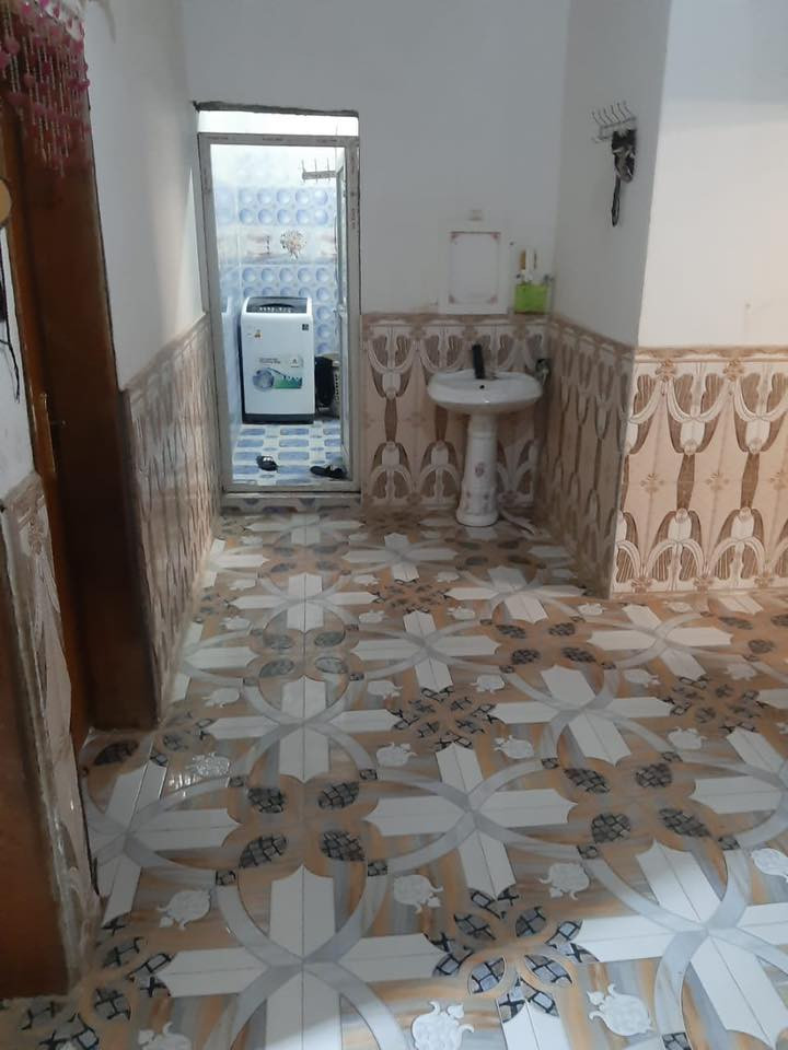 السلام عليكم..
🏠 دار للبيع 🏠 

دار زراعي للبيع مساحة 300 متر 
يحتوي على غرفتين وصالتين ومطبخ وديوانية ومطبخ وصحيات وكراج سقف سندويج مع ماء وكهرباء جاهز للسكن ..

العنوان //خلف ملعب بيت ابو كامل يبعد عن شارع تبليط 500 متر 
السعر // 34 مليون وبيه مجال للشراي 

للاستفسار والتواصل الاتصال على الرقم التالي 
*********** 
مكتب عقارات الفضل
