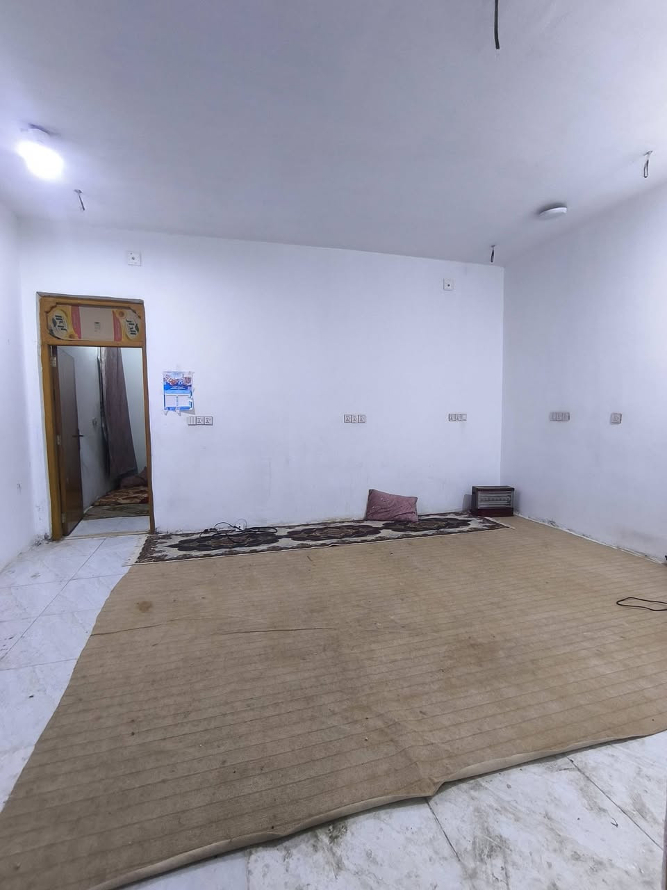 دار للبيع مساحه 120متر طابو زراعي سند 25 يباع بالنقد وبالقصاط
اساس صب بناء طابوك جمهوري سقف صب 
يحتوي على غرفه وصاله ومطبخ واستقبال وحمامات ومنور على طول الدار 
الموقع الكوفه البراكيه شارع المطار القديم مقابيل صيدليه صفاء عبد الرضا منطقه مرتبه وعرض الفرع 10 متر وكافه الخدمات متوفره 
بالنقد 30 مليون وبي مجال 
بالقصط 35مليون مقدمه 15مليون  وشهر 500الف 
للتواصل الاتصال على الرقم *********** أو مراسلة الصفحه واتساب متوفر مكتب الياسري للعقار والمقاولات
