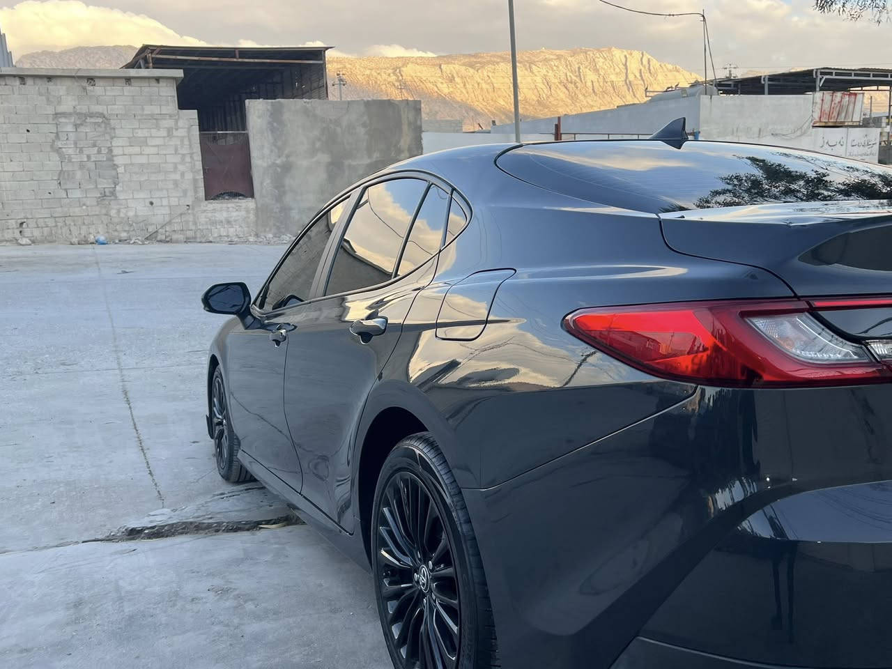 Camry HEV  2025 LE 
sayaraka bas bonyty boyaxa 13 hazar roshtuwa hamw giane bashart zor mazbuta karty jam rashy bo yak sall haya 
LE  hamw  mwasfaty dyara …
Nrxy 245 gallaw kamek majal 
Tkaya agar mushtary nabwy sarey xot mayashena 
La bar away hamw shtek bas krawa
***********
***********
