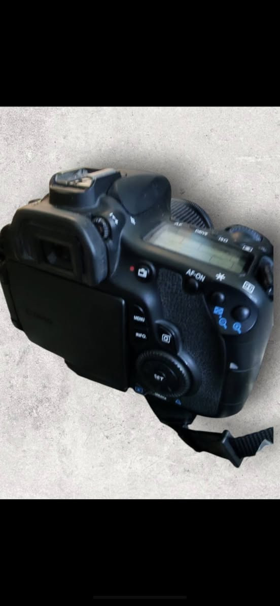 كامرة كانون D60 للبيع نظيفة مامستعملة اخت الجديدة صنع اليابان مع ميموري 16
***********
