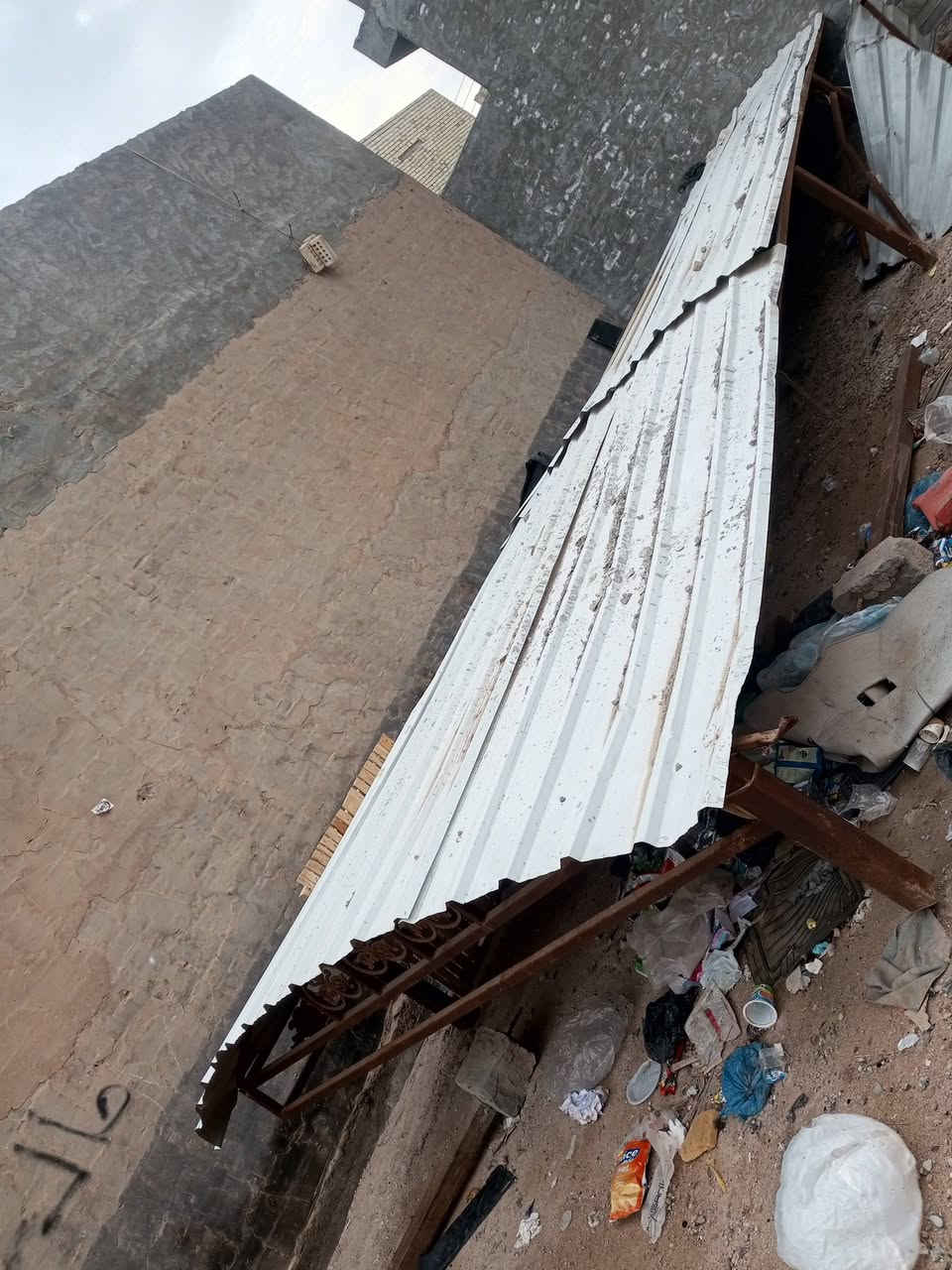 سلام عليكم. سقيفه. اللبيع.

طول 8متر والعرض 4متر. حديد جديد
 جينكو جديد اللبيع. مكانها فلوجه
 السعر 200الف
***********.
