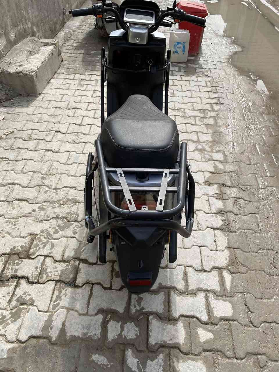 السلام عليكم
دراجه شحن للبيع 
النوع ماتركس مدرعه 
المواصفات …
6بطاريات  3 سرعه
السرعه 100 
بصمه + دبل سويج 
نظام P  امان الدراجه
نظام R للرجوع للخلف
جوزه قطع ناريه بلكامل 
شاشه دجتال  
الشحنه الكامله تمشيك 50 كيلو
وبعد مواصفات الشحن المعروفه
دراجه خير من الله ونظيفه 
السعر 700 الف 
العنوان الحريه او ساحه عدن 
رقم الهاتف …
***********
