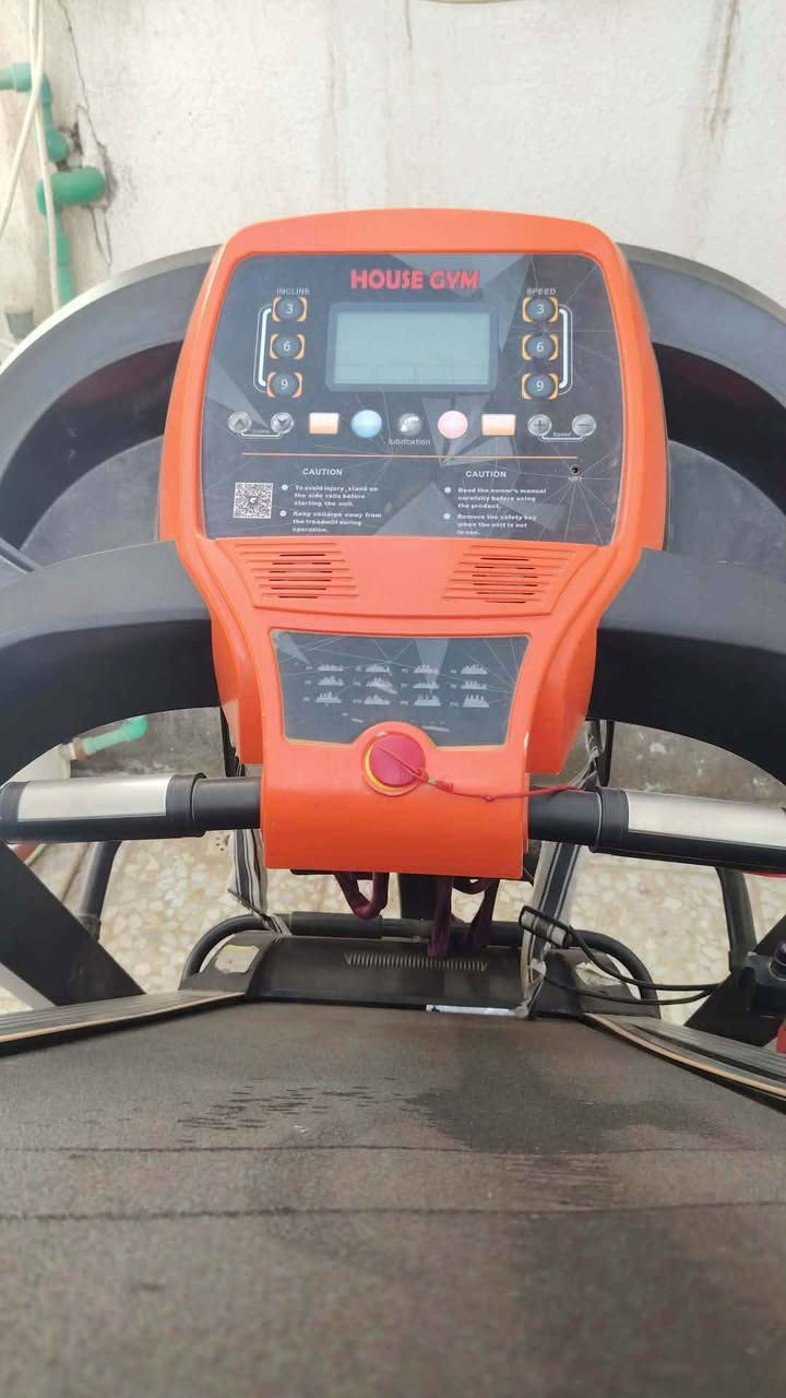 +4
هذا جهاز جري من ماركة House Gym، 
يحتوي على أزرار سريعة لتعديل السرعة (Speed) والميلان (Incline)، بالإضافة إلى شاشة لعرض البيانات.
 قدرة تحمل وزن يصل إلى 150-155 كغم.
 يحتوي على ميزة التشحيم الذاتي (Lubrication) وجهاز هزاز لتكسير الدهون، وقد يحتوي على ماطور مزدوج. دهل اوران, واسط


**إذا كنت صاحب هذا الإعلان وتريد حذفه لأي سبب، رجاءا أرسل رسالة إلى الدعم الفني**