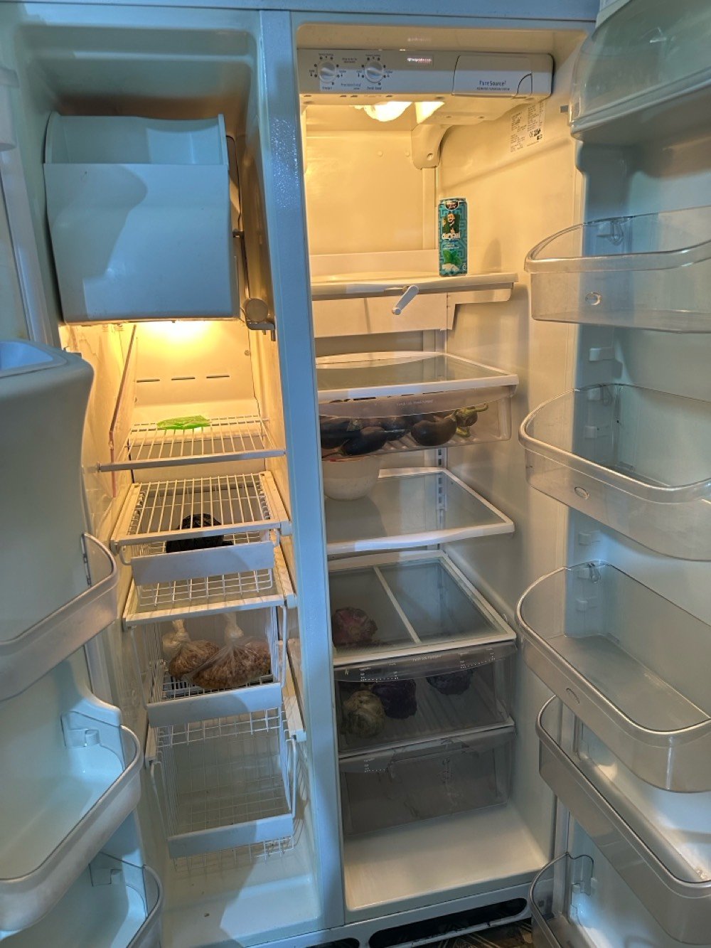 ثلاجة Frigidaire Gallery(2بابين)أمريكيه
الغنية عن التعريف نضيفه جدا كدامكم صور
📌مواصفاتها 
1️⃣تبريد ثلج مضبوط+ تصنع مكعبات ثلج🧊
2️⃣منظومة Pure Source:تحتوي على فلتر ماء وتصفيه داخليه للمي و ثلج والروائح 
3️⃣لوحة تحكم ذكية: تكدر تتحكم بدرجات الحراره بسهوله تحدد الانظمه
4️⃣تصميم راقي: مظهر خارجي فخم يليق لكل مطبخ + مساحة تخزين واسعه
الثلاجة معروفة بقلة أعطالها وموادها القويه
 
مكاني نجف ناحية الحيره 
للتواصل ***********

#ثلاجة #نجف