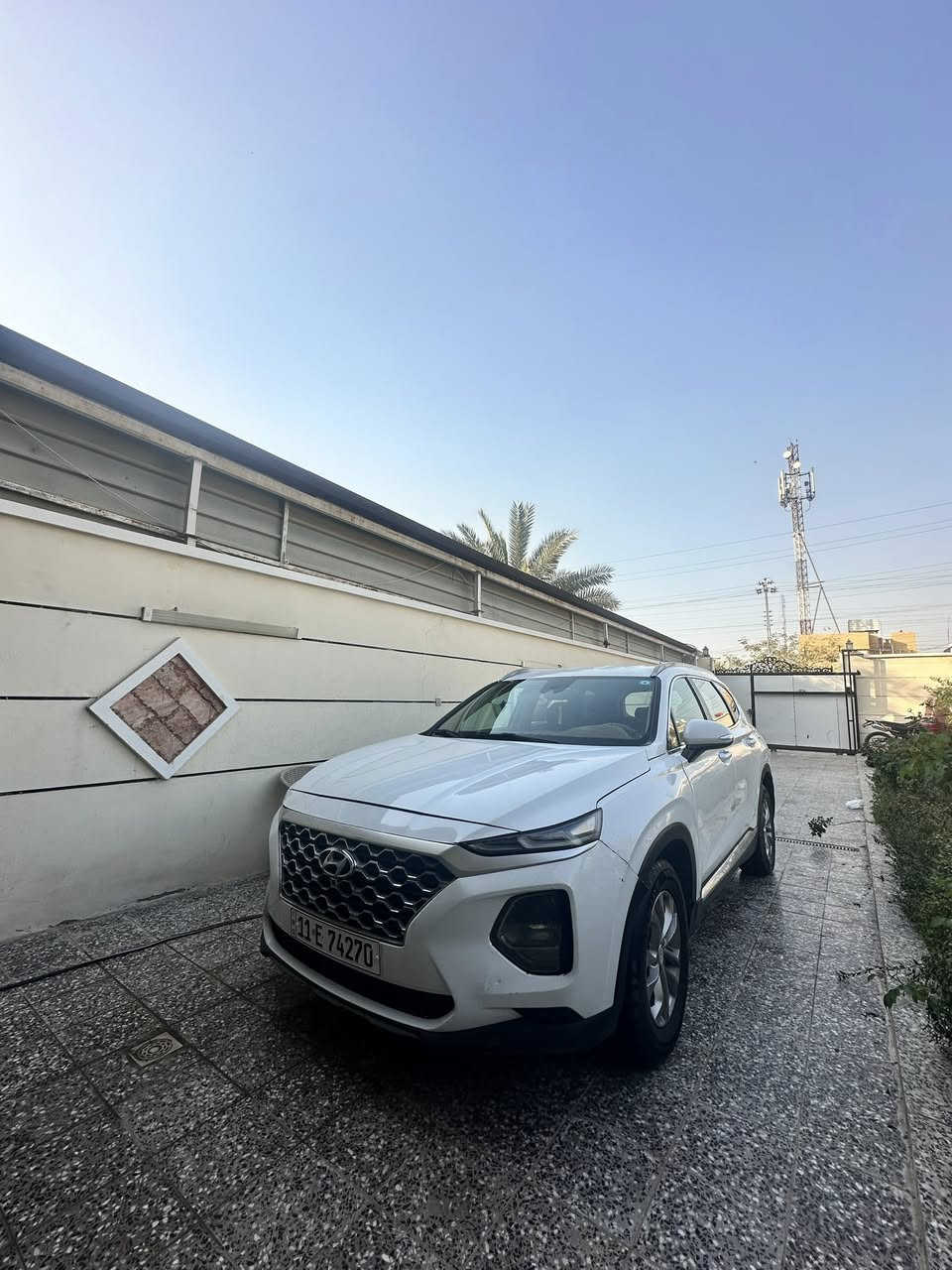 سيارة مناسبة مال جناي
سنتافي ٢٠١٩ لون ابيض
الشكل الجديد النفخ سيارة جاهزة ونظيفة ومناسبة مال بيت 
خمسة راكب محرك اقتصادي  اربعة سلندر  ٢٤٠٠ 
نقطة عمياء وتوقف ذاتي ورادار امامي خلفي 
اوتو هولد  وسايد بريك بصمة 
قطعتين تبريد .
كاميرا دوارة وحساسات خلفية وجانبية واشاير بالمري 
ارضية جلد 
غرفة نظيفة جدا 
لايتات زينون
تايرات جديدة وباتري جديد 
وادامة كاملة 
رقم جديد  بغداد وسنوية جديدة وباسمي مو اسم واحد ثاني .
صور الحادث بالخارج وي المنشور وبالتعمير صبغوه عام  .
بجم كبس ابد ماملعوب بي ومحرك خير من الله 
وتجي تكلب وتشوف بعينك 
السعر  مال بيع ١٣٢ ورقة فقط 🛑
العنوان بغداد بوب الشام وللتواصل 
***********
