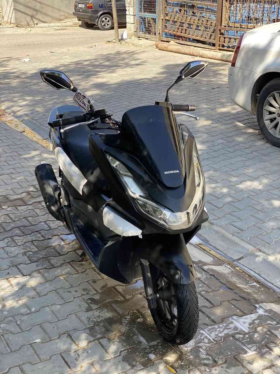 السلام عليكم دراجه pcxالجيل الرابع دراجه جديده كلش ما رمبه وراقها كلها موجوده ماصرلها هوايه من نازله وارد كوري دراجه مكفوبه مكينه وكفرات بالكارتون تجي وشوف بعينك  السعر ١٦ ونص وبيها مجال قليل للشراي مكاني بغداد حي اور ***********
