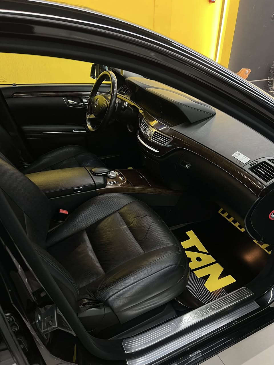 مرسيدس S350  2011
السياره وارد الماني
فول مواصفات
بردات بلاديه 
برده جامه خلفيه 
بيها صبغ دعاميه اماميه و دعاميه خلفيه
بارد بالباب الخلف السايق و تكحيل كارت على الكد
ماشيه 167,830 كيلو 

مكان السياره بغداد ساحة الواثق
***********
