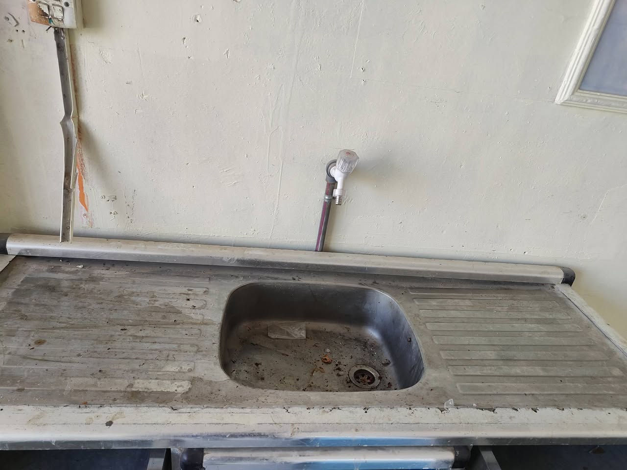 كاونتر للبيع سنك وملحق العنوان بابل شارع 80 
السعر 110 وبي مجال للتواصل 
‏‪0782 482 3670‬‏
