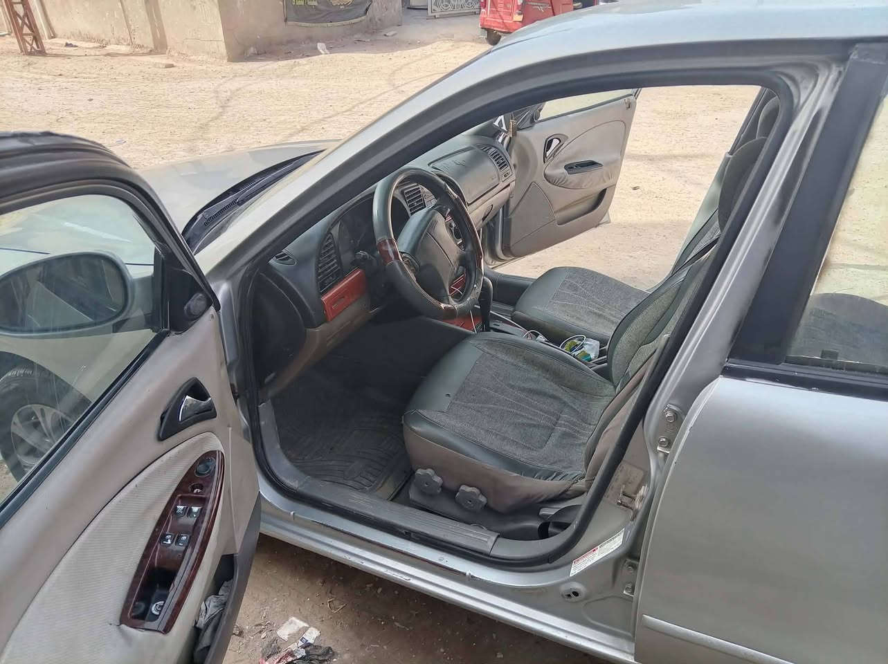 السلام عليكم دايو نوبيرا ٢٠٠١ كير اوتوماتيك رقم انكليزي بابل سعر ٣٣ وبيها مجال حك الجيه السيارة بأسمي ***********
***********
