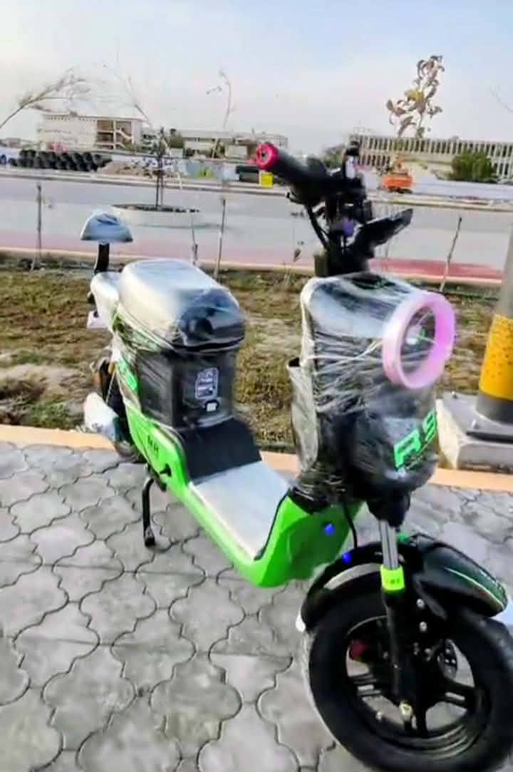 السلام عليكم  
دراجه شحن  اعلى فئه R9 دراجه شغاله كامله مكمله كهربائيّ كله شغاله شاشه لدات اشاير دبل اشاره لايت زنون مكفوله كفالة عامه من كلشي مواصفاته ترجع بك وتتقدم وتتوقف وبيه اربع نمر وبتيدرات وسله كلهن موجودات 
السعر 400 وبيه مجال مكاني حله نادر الاولى الرقم ***********
