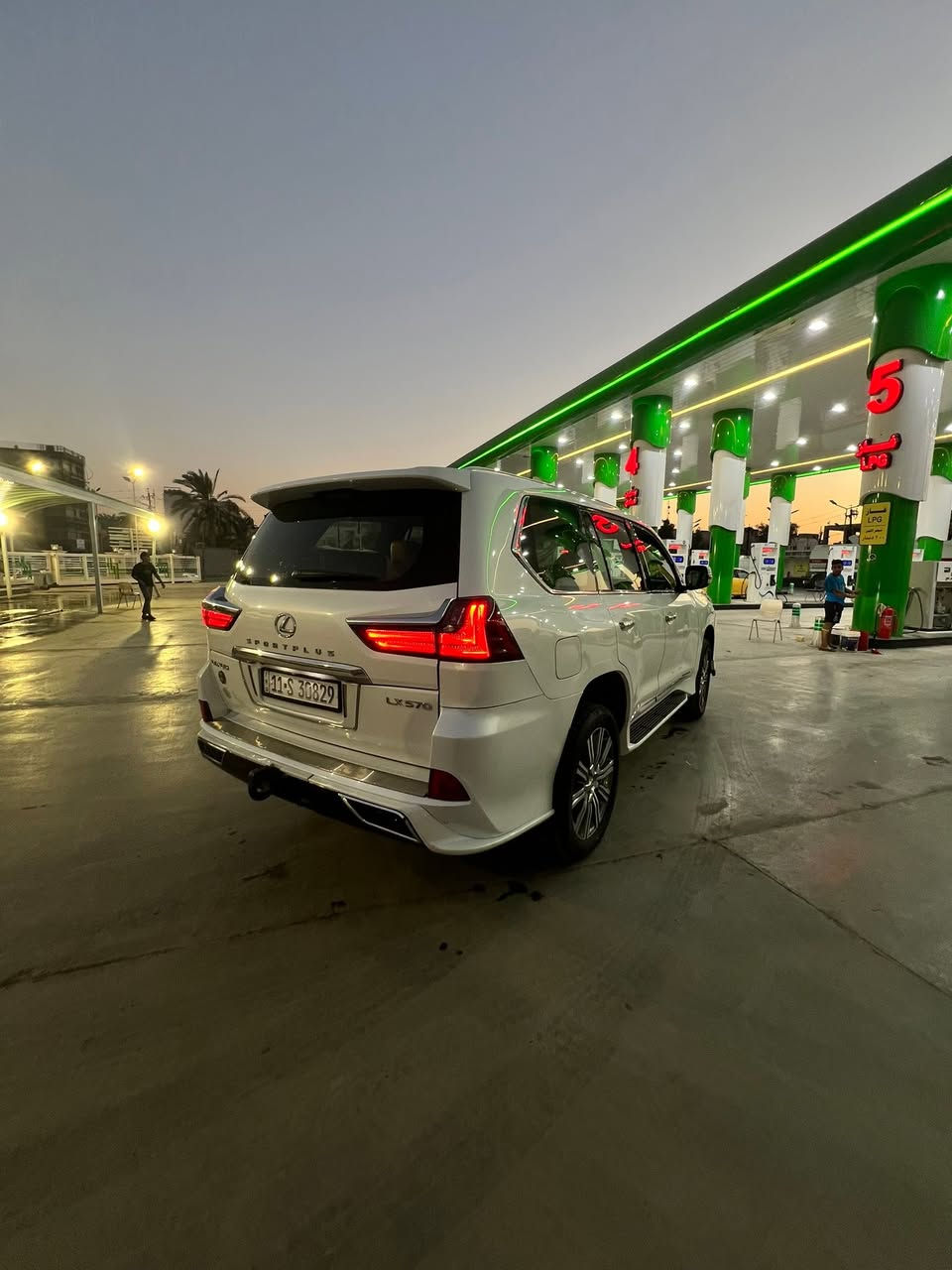 السلام وعليكم
لكزس LX570 
موديل 2017 
بريمية فول مواصفات للاخير
السيارة خير من اللة ومشيته حلوة
ماشية 66000km السيارة كفالة عامة من الصبغ والفتح ماعدة بارد بيه مكان السيارة بغداد الكرادة سعرها.        577$
بيه مجال بسيط للاتصال ***********
بيع فقط او مراوس بلاندكروز الشكل الجديد
