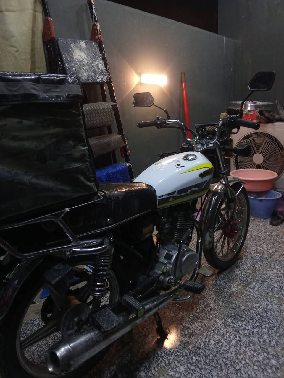 سلام عليكم دراجه ايراني سونك اربعه كير لبيع موديل 2024 المكينه بل جيس شرط الفحص الدراجه خير من الله نقص بس دشبول وعندي سوج وياله وياه جديده السعر 550 وبيه مجال شي بصيط مكاني الدروة *********** هاذا رقم تلفوني
