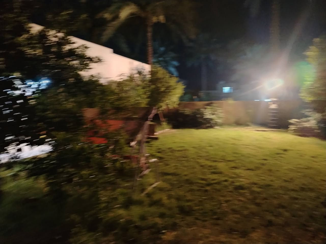 بيت كبير جدا 6 غرف نوم 6×4 واستقبال9×4 وهول9×4 وصاله كبيره ومطبخ بناء نظيف جدا مساحة البيت الكليه نصف دونم واجهة 25 قريب جدا من الشارع العام ماء وكهرباء وتبليط مجاري تحيط بي الخدمات مدارس واسواق تحويل ثاني بالطابو سند 25 
العنوان بغداد 
المدائن
 منطقة الجعاره
للاستفسار ***********

