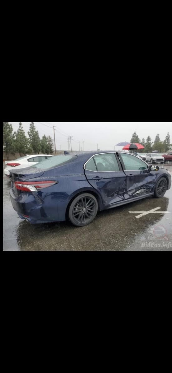 سلام عليكم 
للبيع كامري 22 xse.  
مرقمه بغداد الجديد
حادث سطحي ايرباك برده فقط 
ماشيه51 الف بعدها علا وضع شركه 
المواصفات 
شاشه دجتل 
بصمه 
تشغيل عن بعد 
شاشه كبيره 
تتفئه مقاعد 
كراسي 2 كهرباء 
جلد 
بك لايت ليزري 
اناره دشبول 
وباقي مواصفات ال xse 

السعر 205 وبيها مجال 
للاستفسار ***********
واتساب ***********
