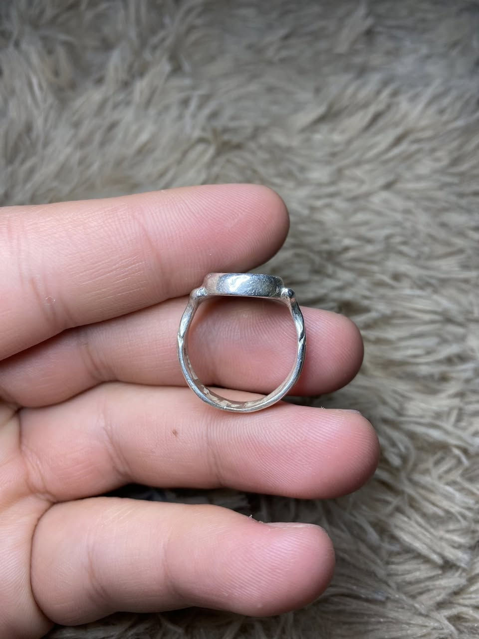 السلام عليكم خاتم عقيق يماني ابيض شفاف قديم لون مميز مخطوط يا فاطمه قياس الخاتم (18-19) للبيع 
يوجد توصيل *********** بدون حجز ومراوس رجائا
