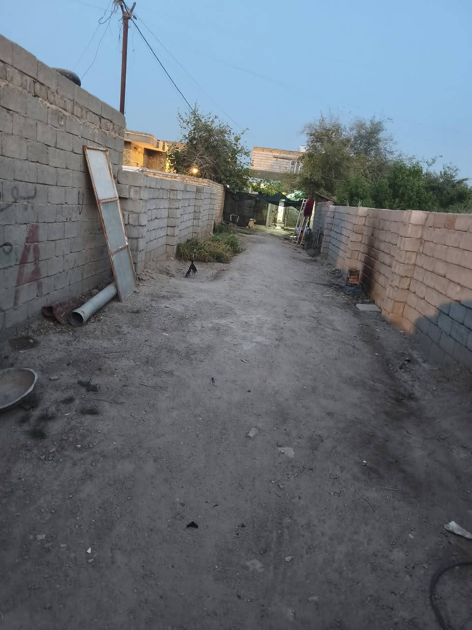 بيت للبيع قرب الحسينية حجي جخيور عالرصيف   واجهته( ٥ )امتار المساحة الإجمالية ٣٠٠ متر طولاني يتكون من غرفه صاله مطبخ استقبال بناء بلوك حديث السعر التواصل عن طريق الموبايل (***********) مكلف بالنشر
