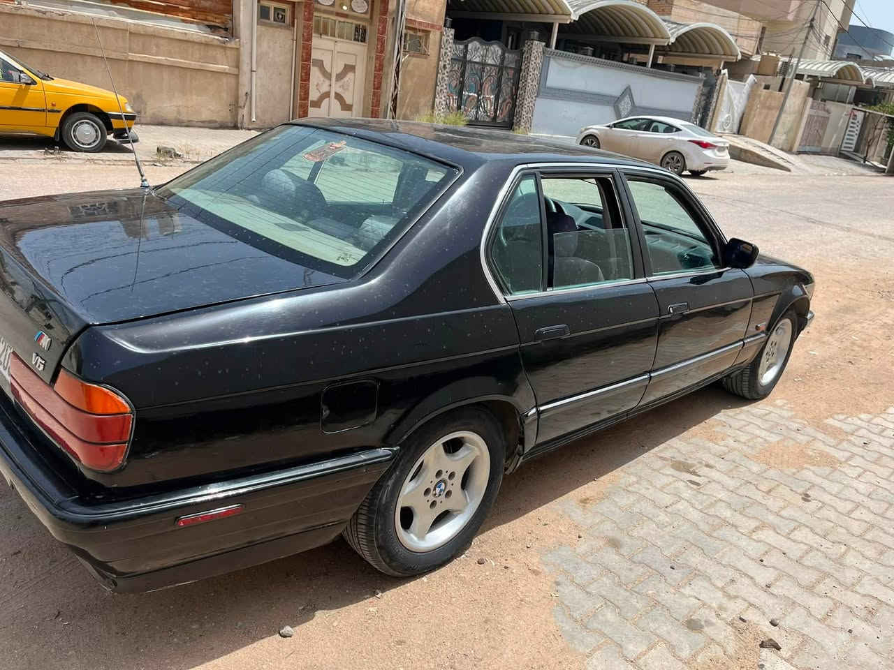 السلام عليكم 
BMW735اصل بليته وسنوية 
السيارة رقم بغداد دولي سنوية لل٢٩ باسمي شرط التحويل  موديل ١٩٩٠ راديتر جديد ٣ سراوات ومروحة كهربائية يعني انسة الحماوةاربع جام كهرباء  تشغيل عن بعد تخم ويل نجمة وتخم تاير كمبريسر تبريد وصوندات وغاز كله جديد بس نقصة الكلج مال الكمبريسر   السيارة حلوة حدادية٧٠٪؜يحتاجلها شوية ترتيب السعر٣٥وبيها مجال مكان السيارة نجف ***********
