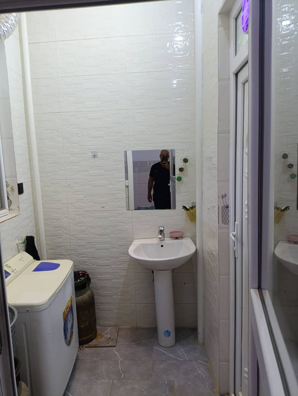 للبيع بيت 50 م في البوبيات  عمود99  مع الاثاث السعر 82 مليون الاستفسار ***********
