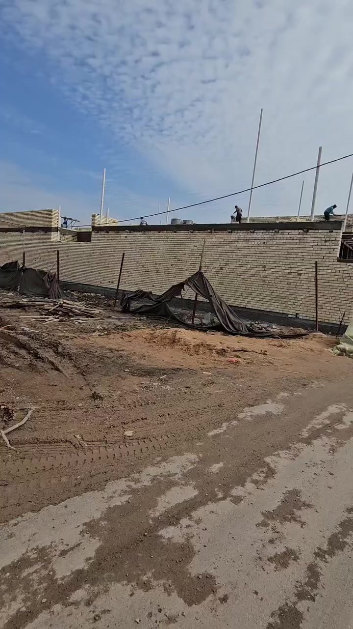 السلام عليكم ورحمه الله قطعه ارض مساحه ٣٠٠ م وجه ٢٠.  نزال ١٥يباع  ١٠٠ يباع ١٥٠ يباع٢٠٠ متوف كافه الخدمات تبعد عن الشارع العام ٥٠م خلف التجاري مباشرا قرب بانزيخانه اضواء بغداد   للاستفسار *********** للعلم (بناء مفتوح بل قطع)
