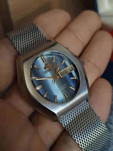 اورینت اوتوماتیك من نوادر انتاج ۱۹۷۱ مخزن مع علبە 
مینا تایکر مکینە ۲۷ حجر تفاصیل بلادیە قیاس ۳٥×٣٨ملم
واتساب ***********
