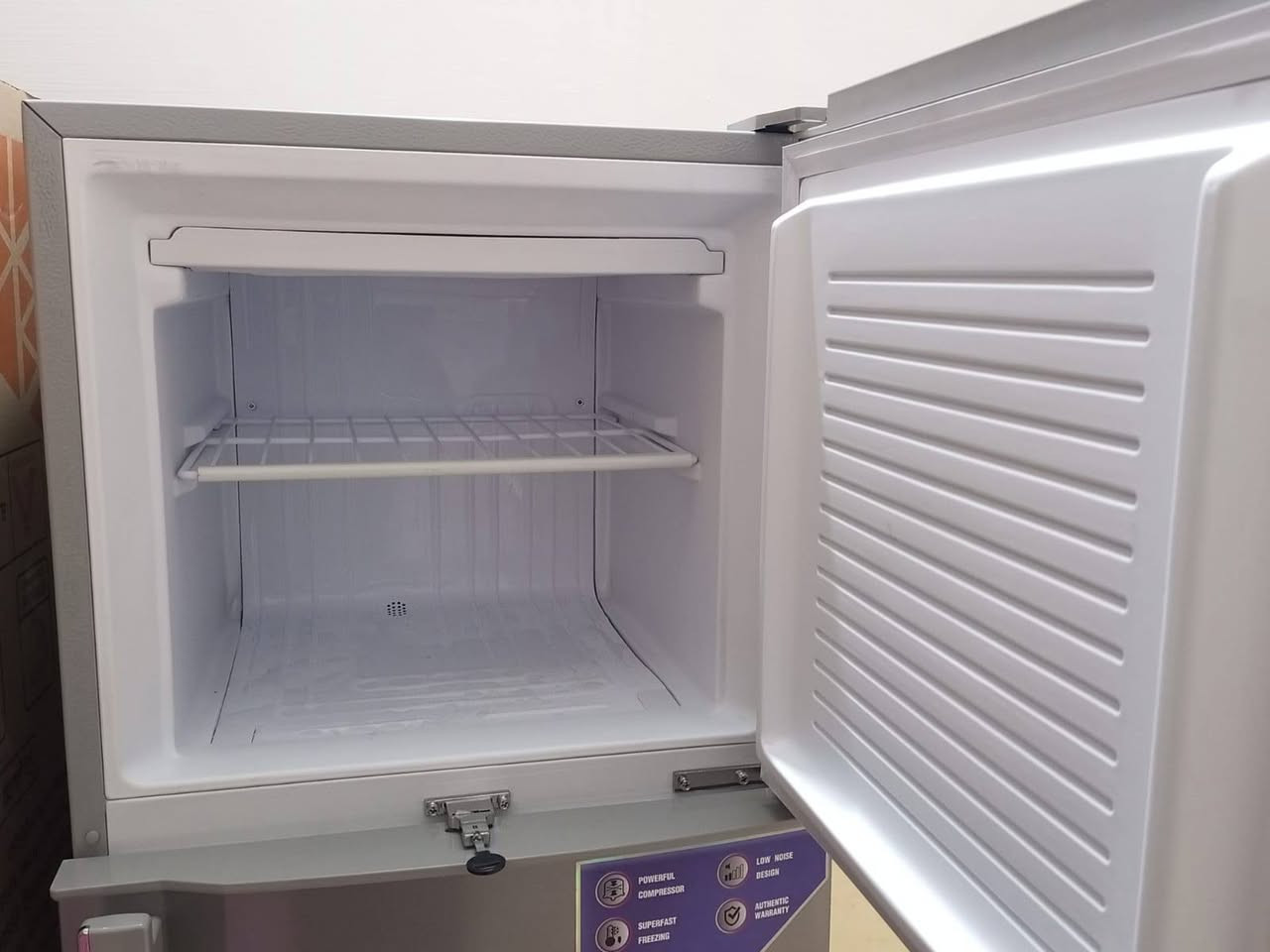 ثلاجة وسط للبيع مستخدم شي قليل جدا السعر 175 وبيها مجال المكان التأميم القادسية الثانية للتواصل واتساب ***********
