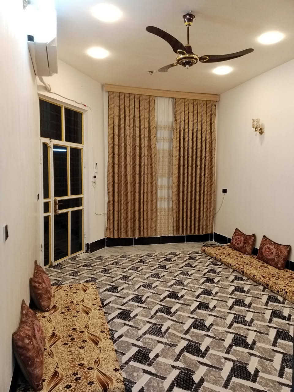 السلام عليكم

دار للبيع المساحة ١٥٠م طابو زراعي سند٢٥ طابقين يحتوي على ٣غرف نوم واستقبال ومطبخ وحولي وصحيات منفصله وترك عدد٢ وكراج وحديقة وصحيات خارجية والمنطقة كاملة الخدمات تبليط واصل باب البيت وكهرباء اسلاك عواميد وماء وإنارة العنوان الراشدية شارع المراسمة وطريق الرابط بين جزيرة بغداد والراشدية للاستفسار الاتصال على ***********
