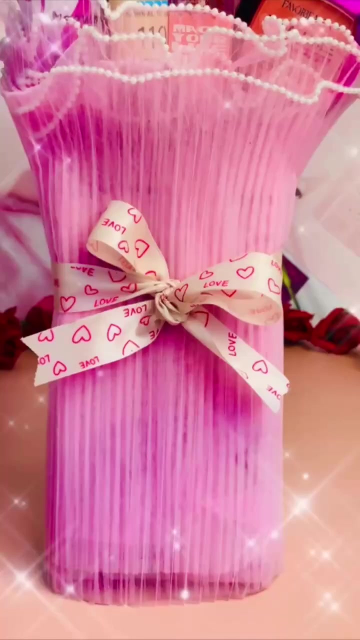 احتارينا شنو نقدملچ بعيد الحب.. فجمعنا الورد والمكياج ببوكي واحد! 🎁🔥"
البوكي اللي راح "يقلب الموازين"! 💃
جمال، أناقة، وترتيب ياخذ العقل. يحتوي على:
• مجموعة فرش احترافية 🖌️
• باليت ألوان تجنن 🎨
• أساس وعطور تدوخ 🧴
• ورد وردي يعبر عن الرقة 🌸

لأن عيونچ تستاهل كل الدلال.. جبنالچ بوكي مو بس ورد، بوكي كله حب وجمال 💄🌹"
بعيد الحب، الورد يذبل بس المكياج يبقى يذكرها بيك بكل طلعة. دللها ببوكي يجمع أرقى القطع والماركات اللي تحبها، مغلف بكل حب.
قطعة فنية تعبر عن اهتمامك بأدق تفاصيلها.. لا تكتفي بالورد، أهديها اللي يخليها تبتسم كل ما تباوع بالمراية ✨❤️.
عيد حب سعيد وممتلئ بالجمال ✨💄🌹.

سعر البوكي( 35 ) الف
🚘يوجد خدمة توصيل لجميع محافظات العراق ( 4 ) الاف🚘


**إذا كنت صاحب هذا الإعلان وتريد حذفه لأي سبب، رجاءا أرسل رسالة إلى الدعم الفني**