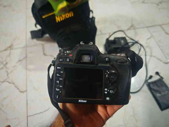 السلام عليكم 
كامره نيكون 7200
استخدام شخصي
نضيفه
ملحاقاتها
جنطه
رام 32
كفر جيلاتين
بطاريه عدد2
العنوان الديوانية الشاميه
***********
