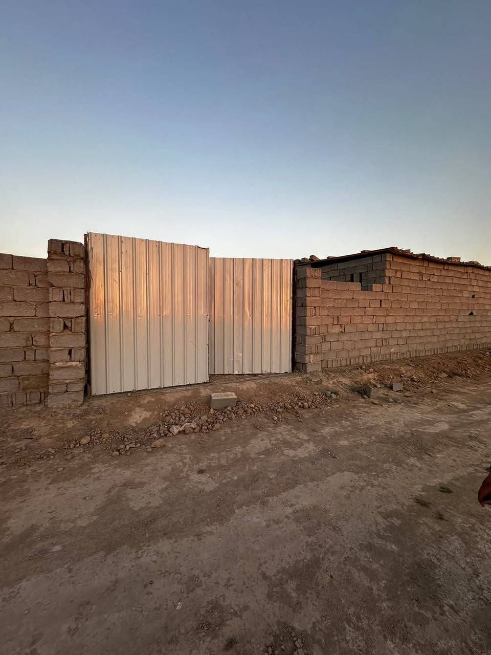 دونم ونص 3750متر مربع
مسيج بلكامل 
بي مشتمل 50 متر 
وجه تبليط وخلفيه نهر صالح للسكي 
موقع بلروڤه وره مجمع اىعباس قرب سيد إسماعيل 
استفسار اكثر اتصل ع رقم ‏‪***********‬‏
***********
