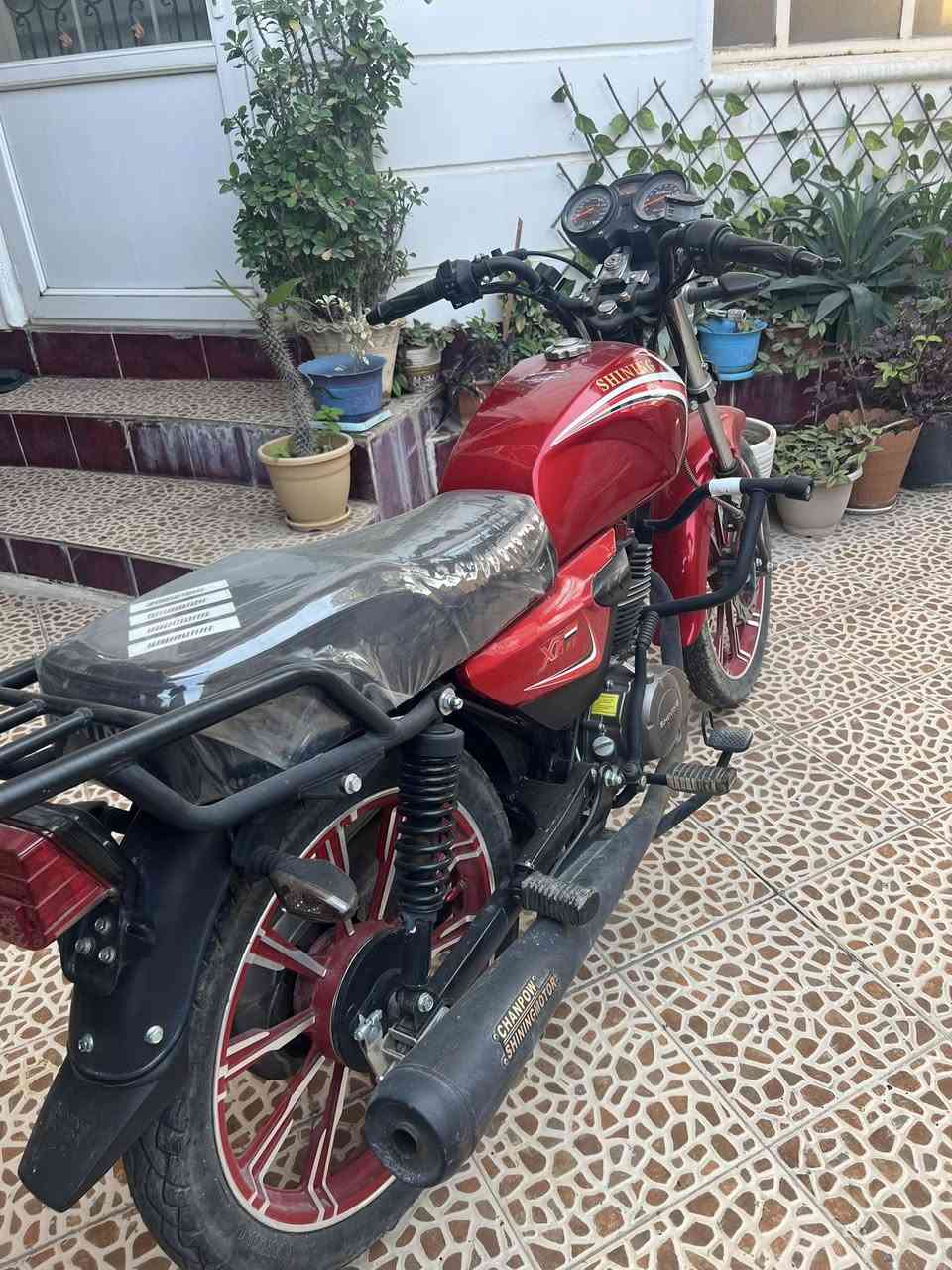 السلام عليكم دراجه شاينك موديل 2023 للبيع دراجه ماشيه 2 ونص تقريبا  محرك 150.  5كير مكفوله من كير ومكينه الدراجه بدون اوراق يعني تجي مثل السيفان اوراق بس منفيس حاويه الدراجه ماخذه من شركه دايوان سيزر زيرو  مكاني ديالى بعقوبه الهويدر السعر 875 الف وبي مجال ***********
