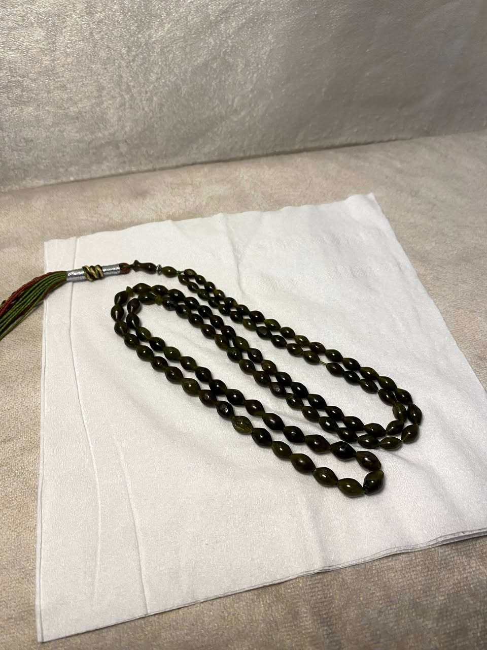 اللهم صل على محمد وآل محمد ( لطلب الاخوة ) 
مسباح من البازهر  ( شاه مقصود ) الافغاني الطبيعي 
خام زيتي لون زيتوني مسباح ( قديم ) 
طول المسابح 40cm مسباح 101 

للاستفسار خاص او واتساب *********** ☎️
توصيل جميع محافظات العراق 🚘
