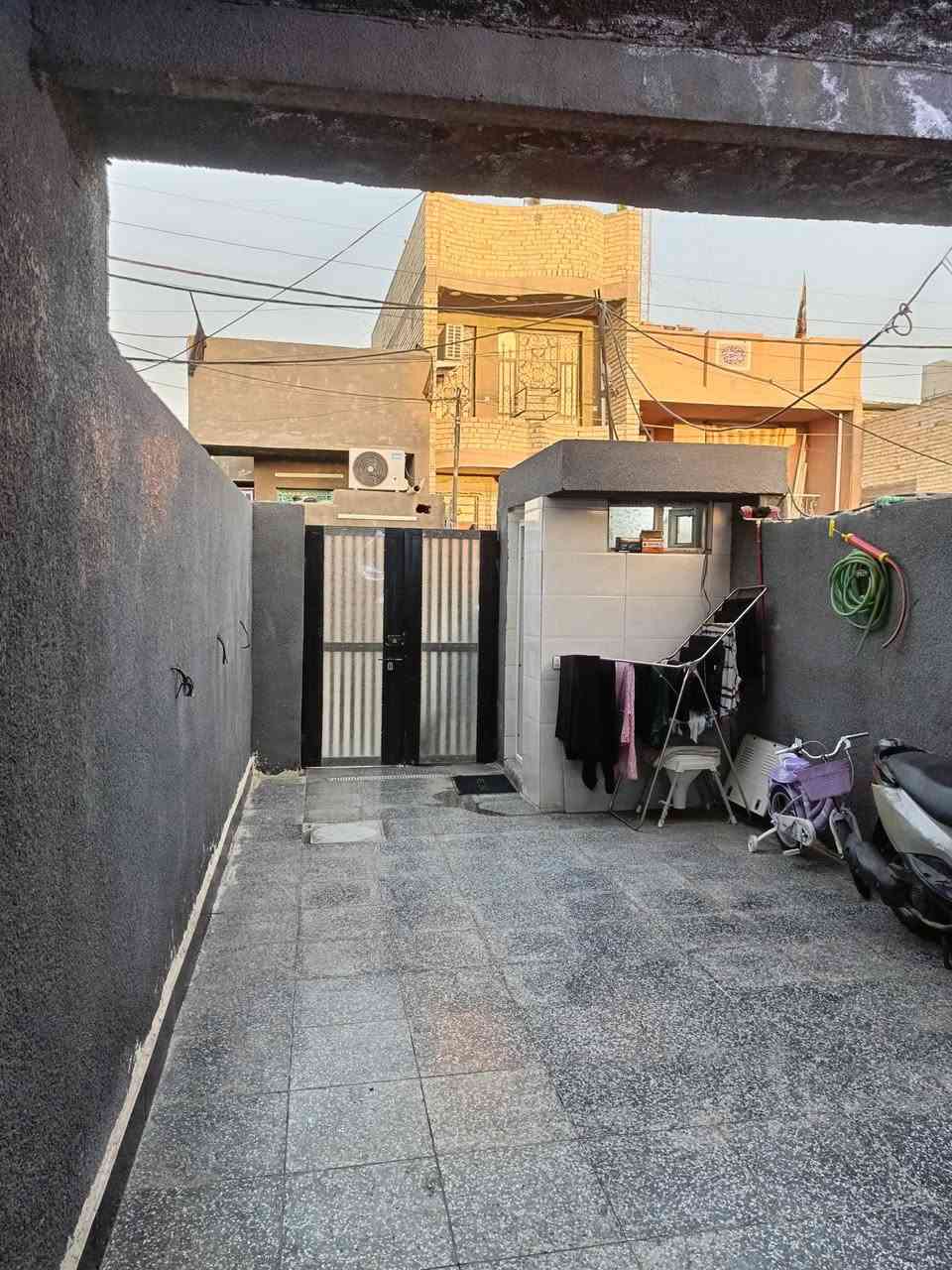 بيت للبيع 100متر فرع الكراج قرب جامع الحمزة
البيت قاطين بيتونه وغرفه وملحقاتها واجهية البيت 4متر ونزال 23  اسعر 42وبي مجال
للاتصال على هاذ الرقم ***********
