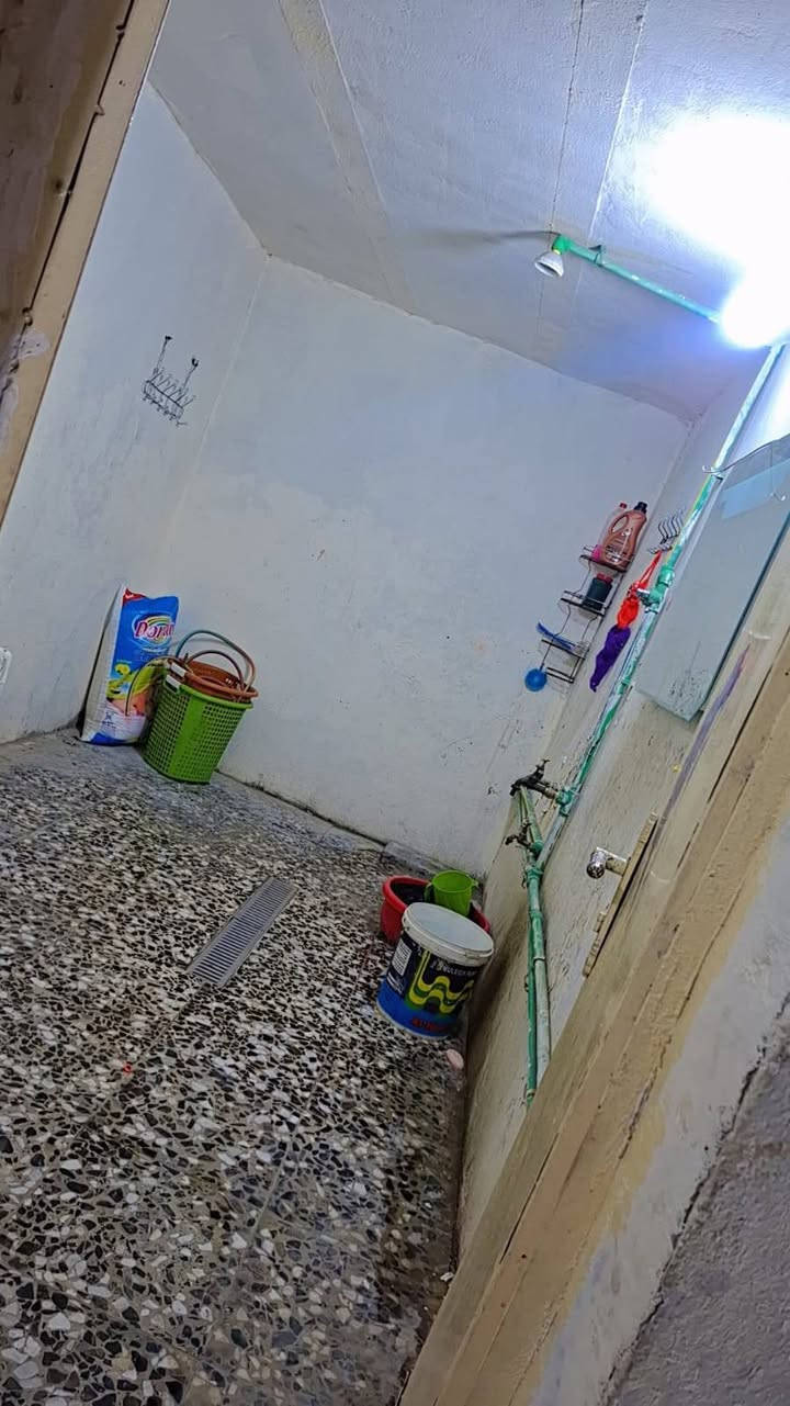 عروض حازم العمشاني للعقار للبيع
بيت مساحة 144 طابق ونص عكاده نضيف
يتكون من ستقبال ومطبخ وصاله وغرفه نوم 
وحمام وتواليت والطابق الثاني غرفتين نوم
مكان مدينة الصدر قطاع 55خلف المستشفى 
سعر 240وبي مجال رقم ***********
مراجت مكتب حازم العمشاني للعقار
