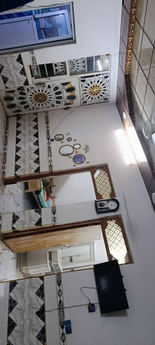 بيت للبيع مقابل قرية الغدير في النجف شارع المطحنة مساحة 200 متر يحتوي على غرفتين وصالة واستقبال ومطبخ البناء طابوك اساس وسقف صب كونكريت.  م. الفهد للعقار 
***********من طرف رنا أمانة الله
