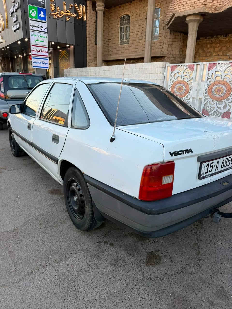 السلام عليكم اوبل فكترا محرك 2000 موديل 1991 سياره بلاديه بدون خياس بدون قطره صبغ مال جناي صارلها 20 سنه عل إيد وحده السعر (38) بي مجال الشراي يتصل ***********
