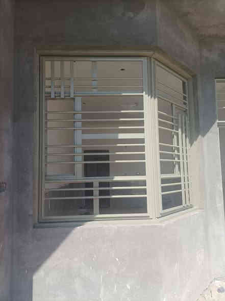 صباغ ابواب وشبابيك بسعار مناسبه ***********
