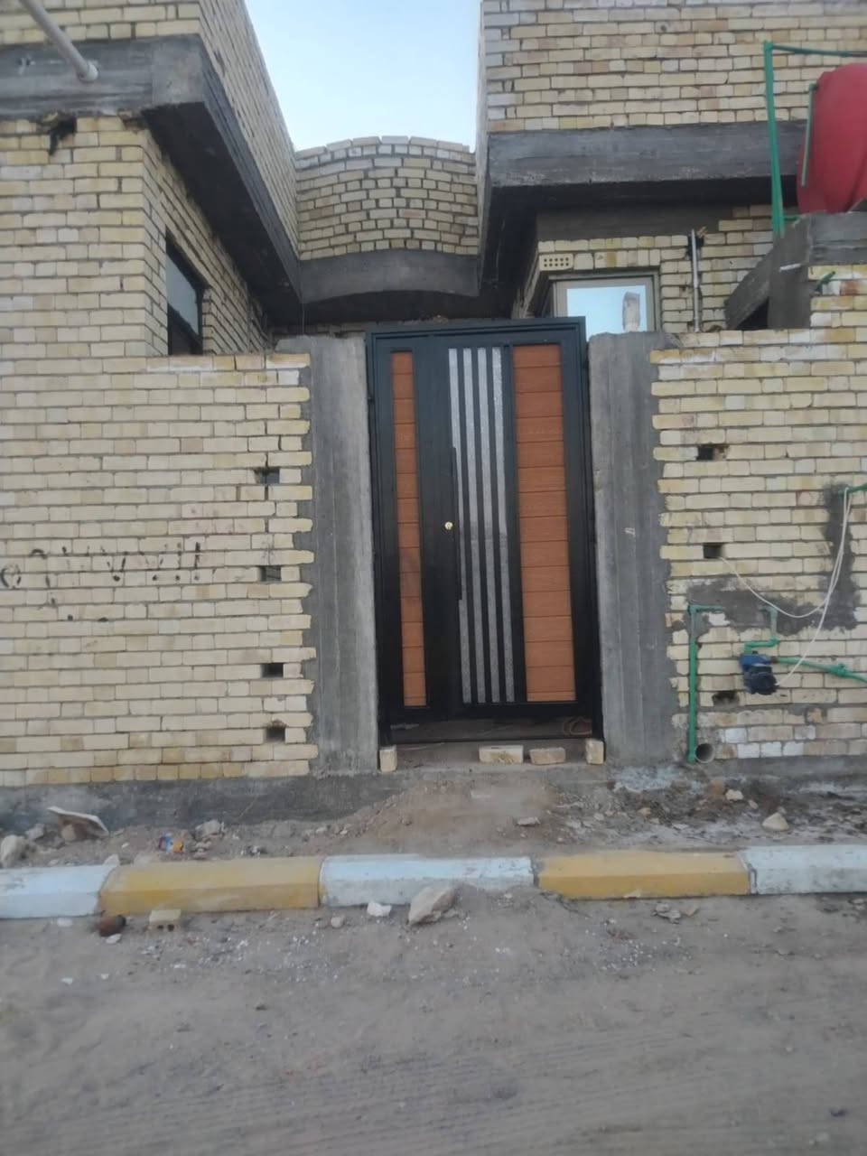 للبيع دار زراعي في مجمع الفرات السكني قرب تقاطع مول الضامن. المساحة ١٠٠م². الدار تحتاج إلى بعض التشطيبات، وتتكون من غرفة كبيرة وصالة مفتوحة على المطبخ وحمامين. السعر ٤٥ مليون. للاستفسار: ***********. مكتب السكن للعقار بالقشلة، مجاور حسينية.

